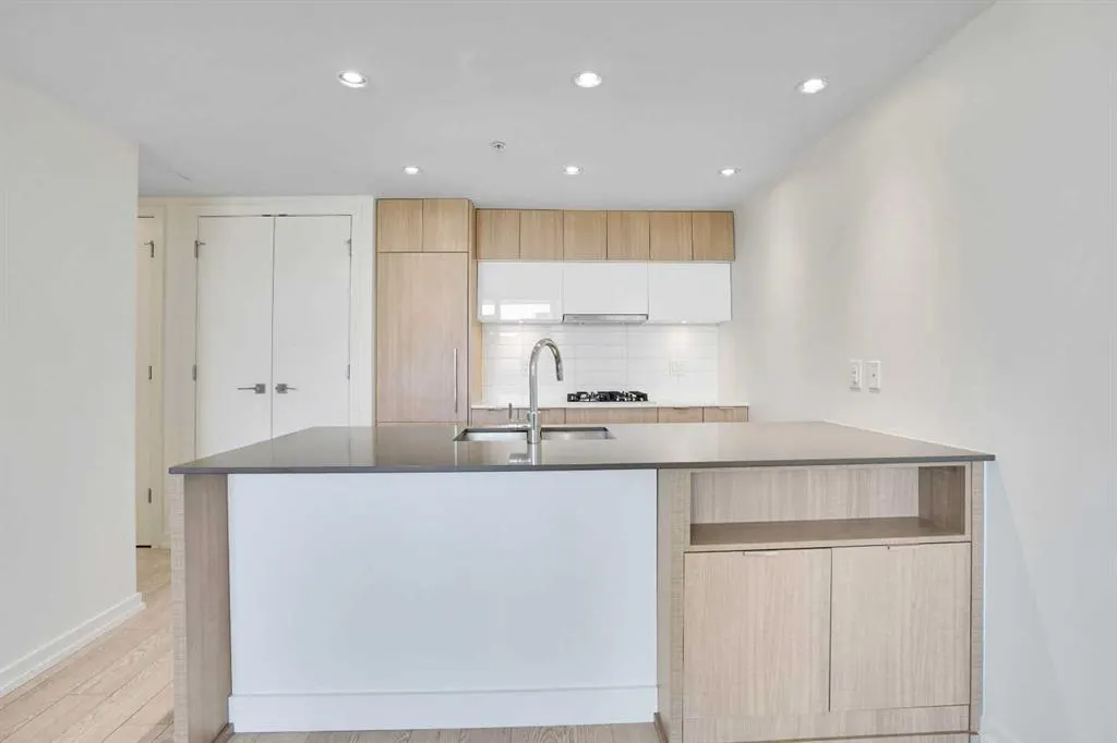 128 2 Street SW, #205