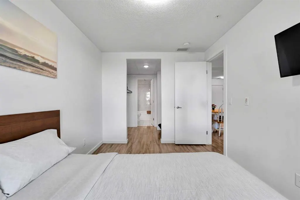 1629 38 Street SW, #206
