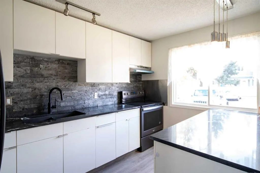 212 Georgian Villas NE