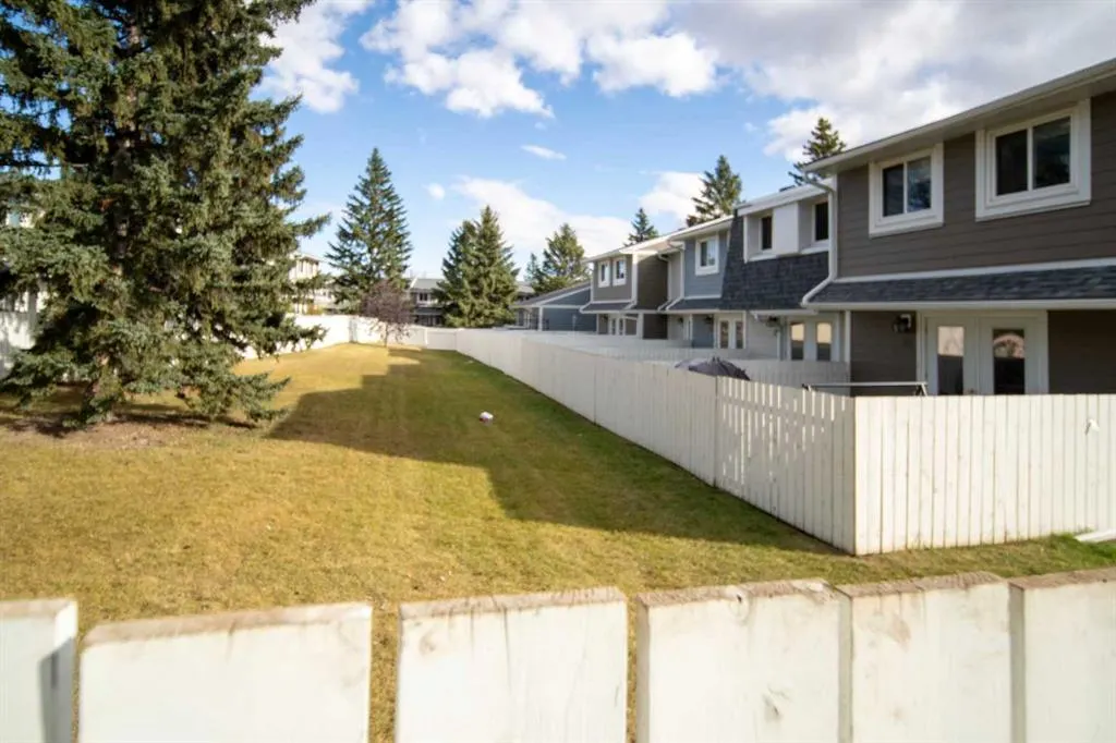 212 Georgian Villas NE