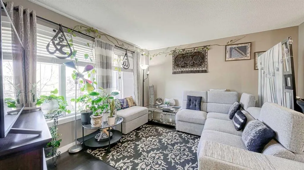 552 Evanston Drive NW