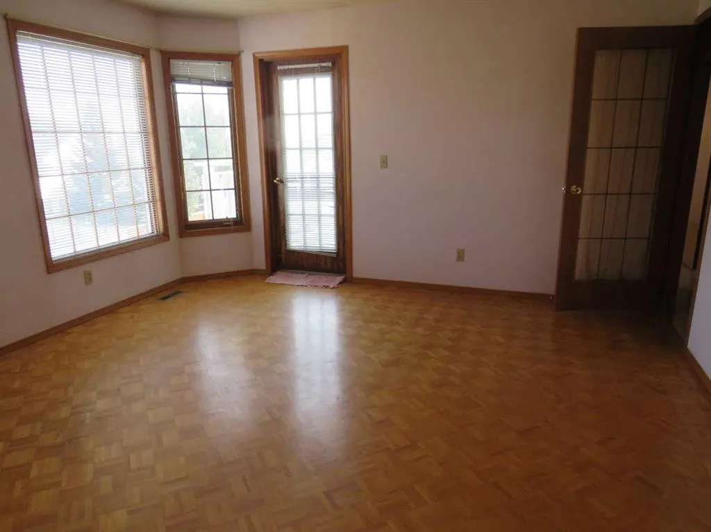 63 La Valencia Gardens NE