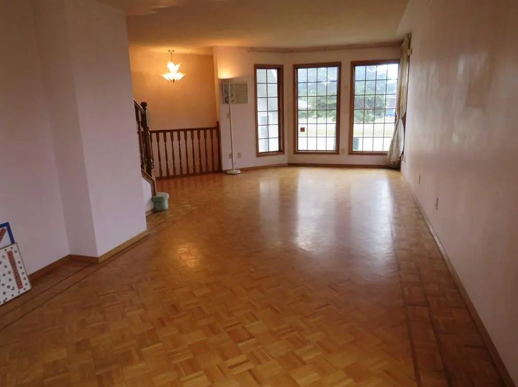 63 La Valencia Gardens NE