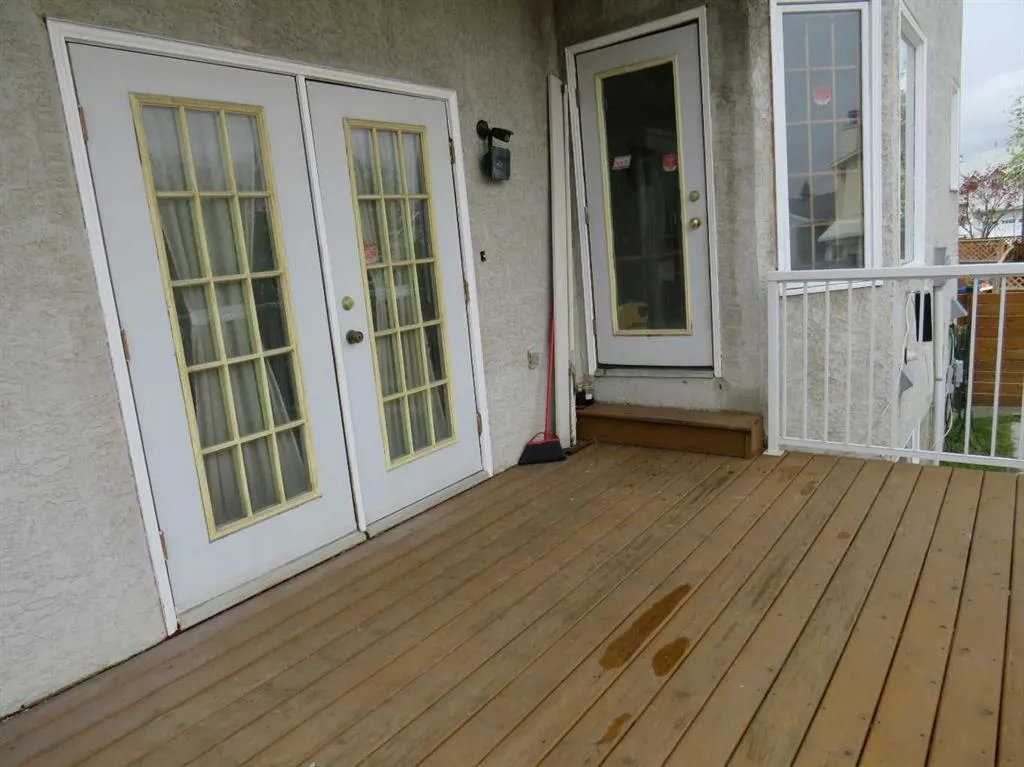 63 La Valencia Gardens NE