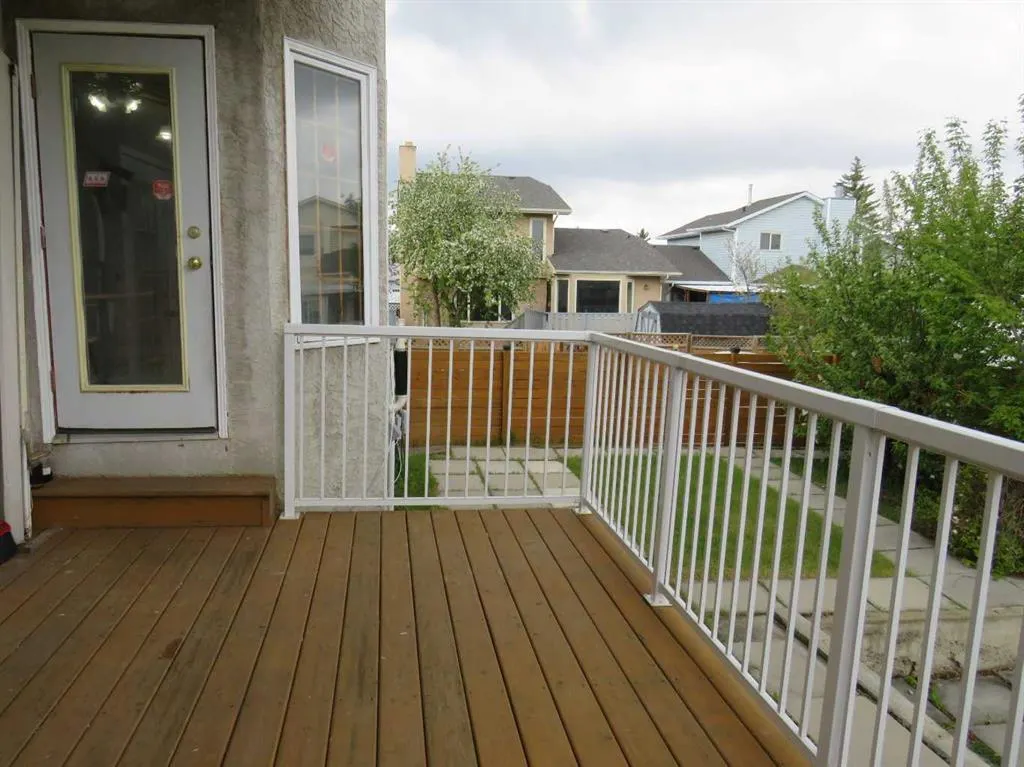 63 La Valencia Gardens NE