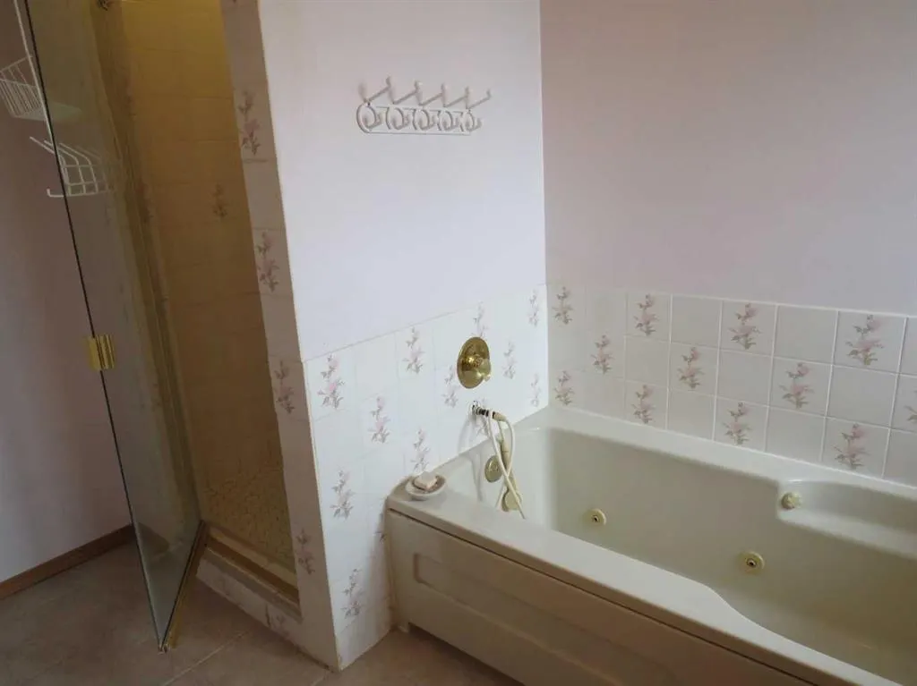 63 La Valencia Gardens NE