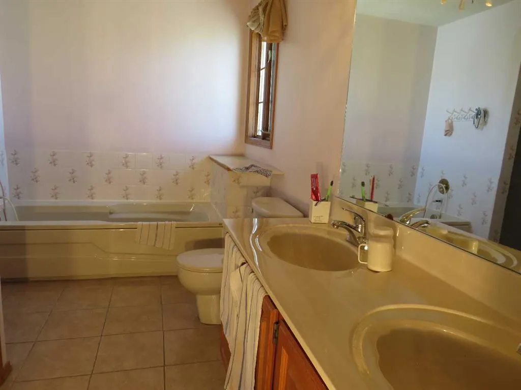 63 La Valencia Gardens NE