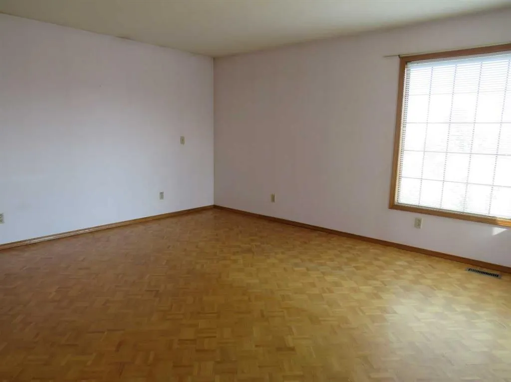 63 La Valencia Gardens NE