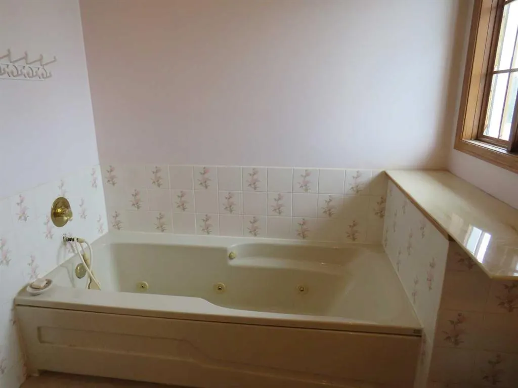 63 La Valencia Gardens NE