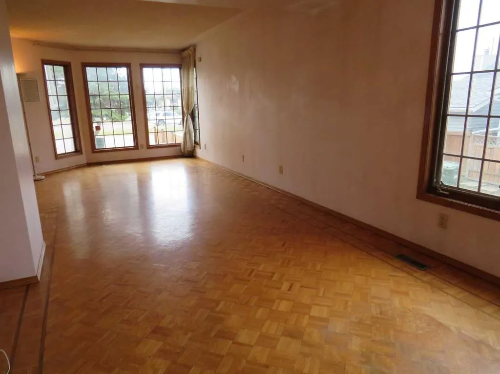 63 La Valencia Gardens NE