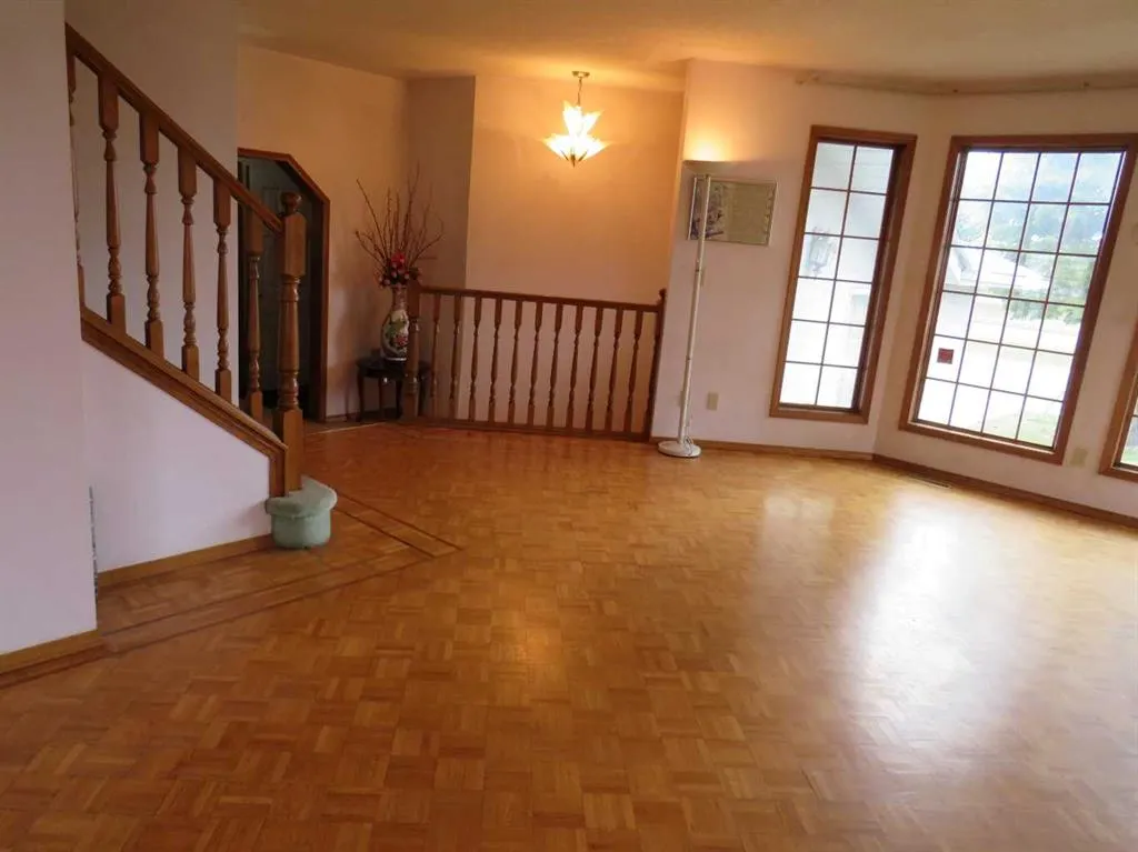 63 La Valencia Gardens NE