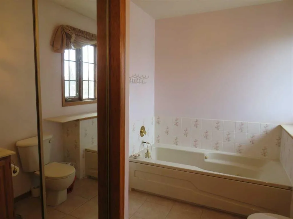 63 La Valencia Gardens NE