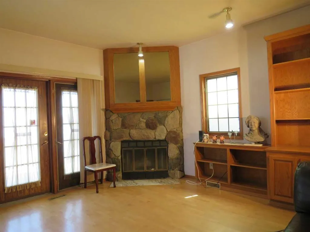 63 La Valencia Gardens NE