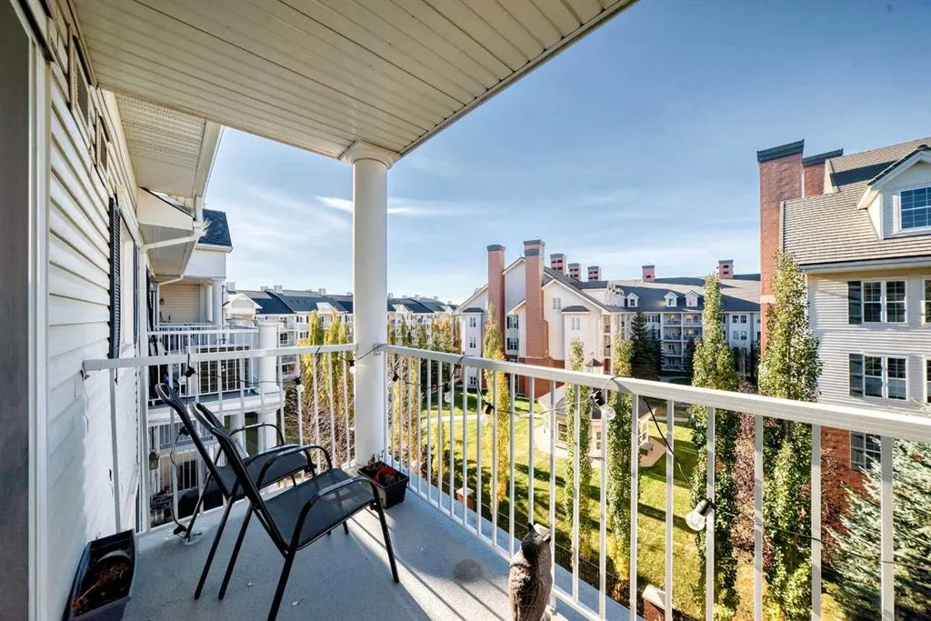 31 Country Village Manor NE, #4404