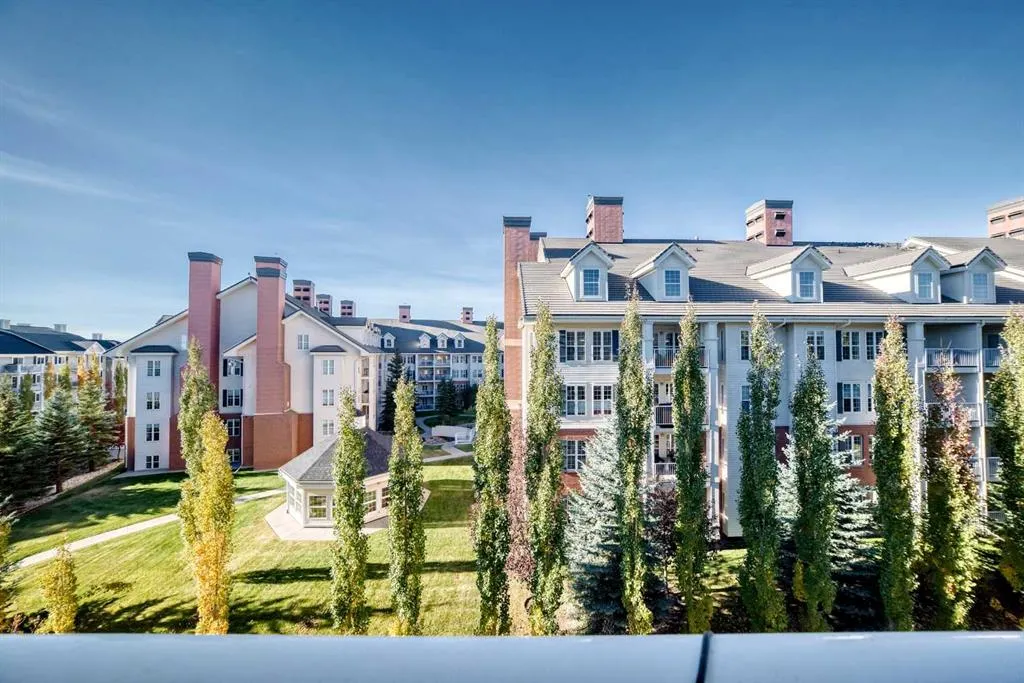 31 Country Village Manor NE, #4404