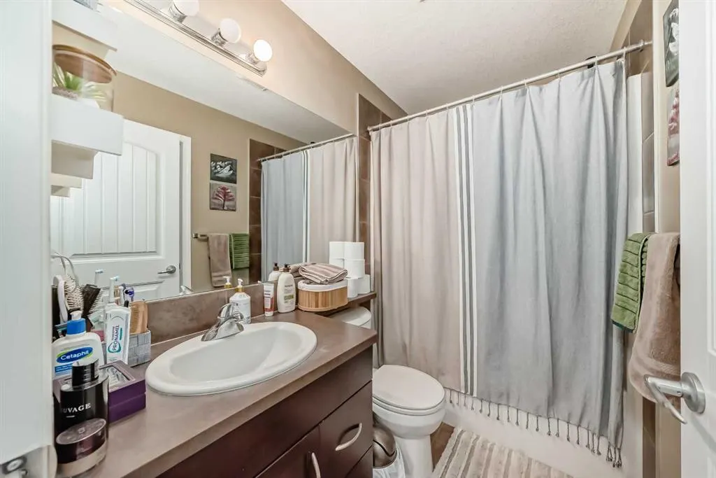 31 Country Village Manor NE, #4404