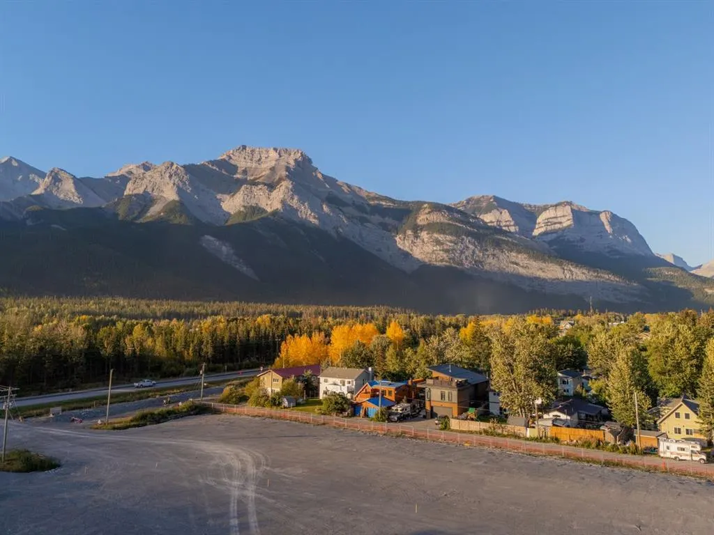 17 Exshaw Mountain Gateway