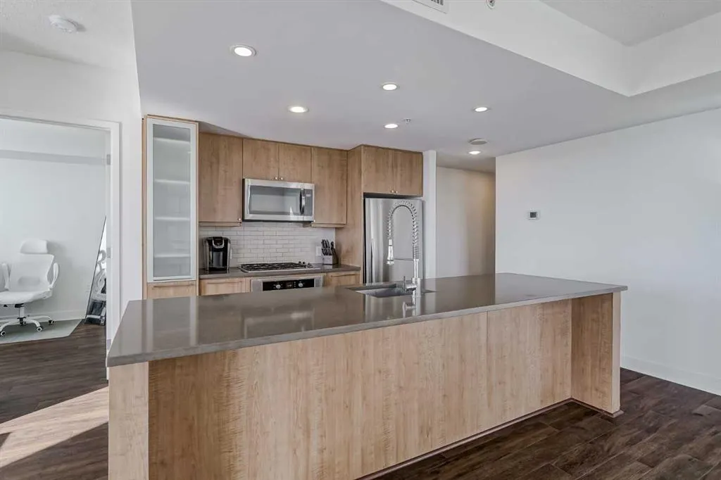 1118 12 Avenue SW, #706