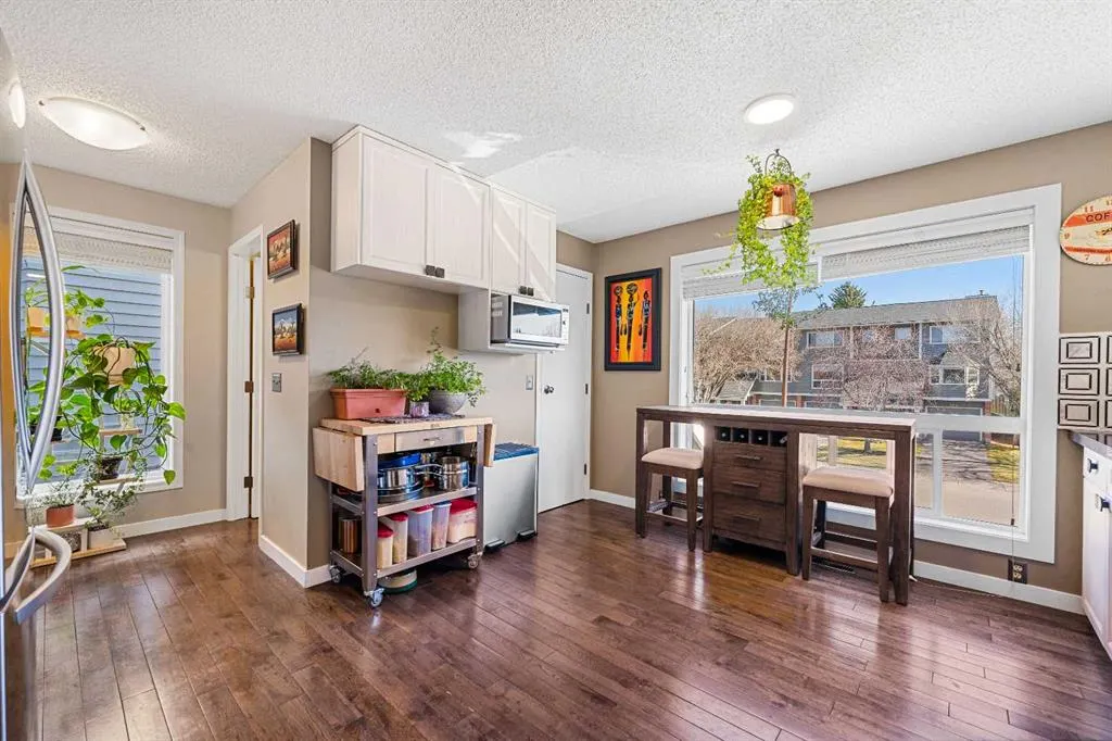 151 Woodglen Grove SW