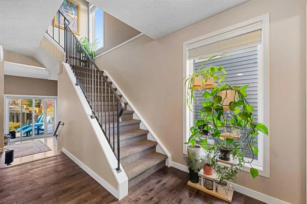 151 Woodglen Grove SW