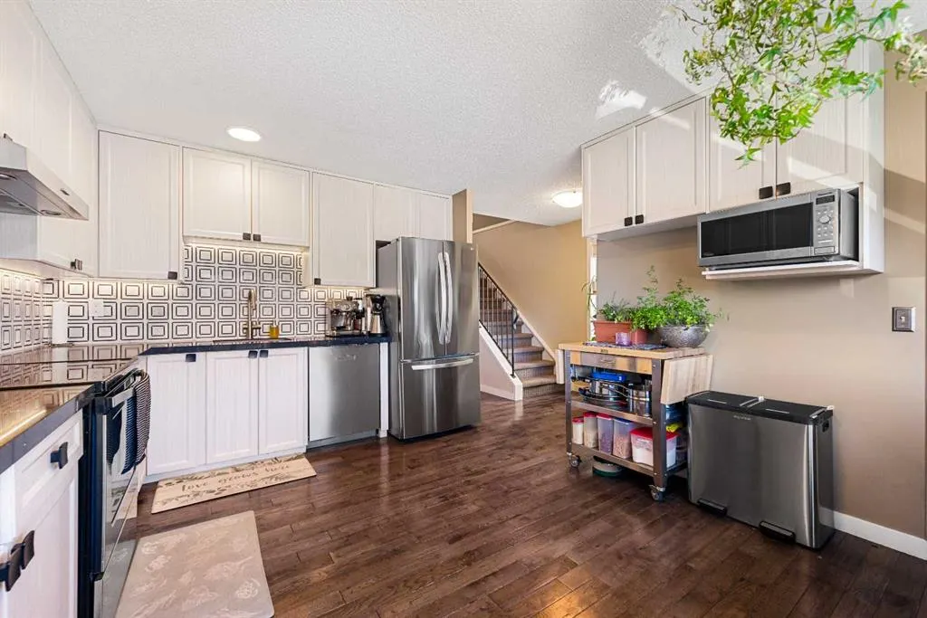 151 Woodglen Grove SW