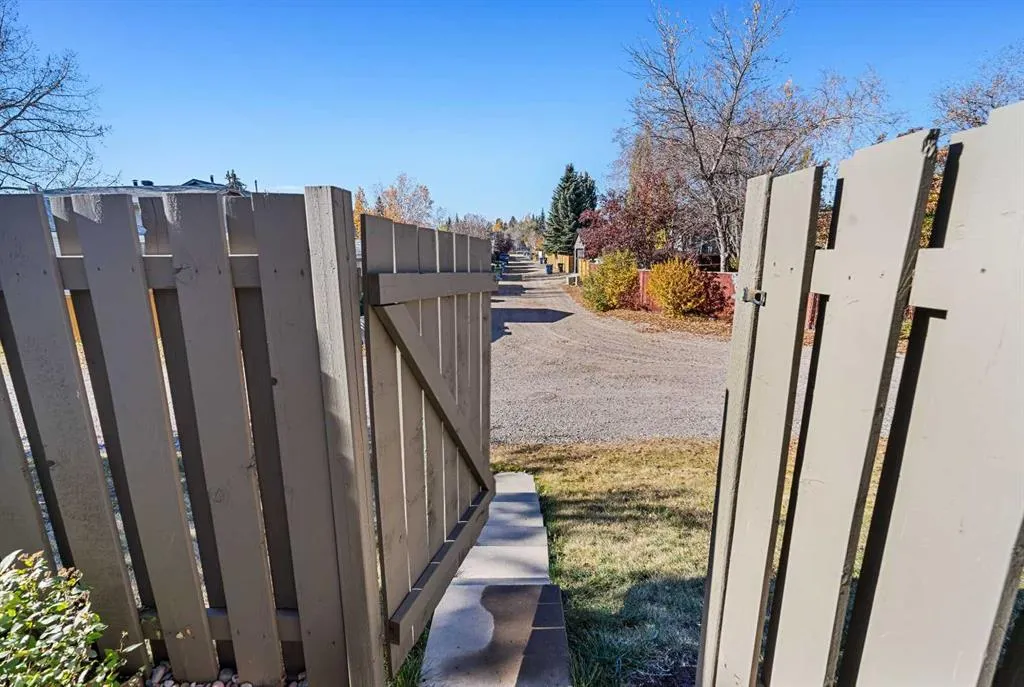 151 Woodglen Grove SW