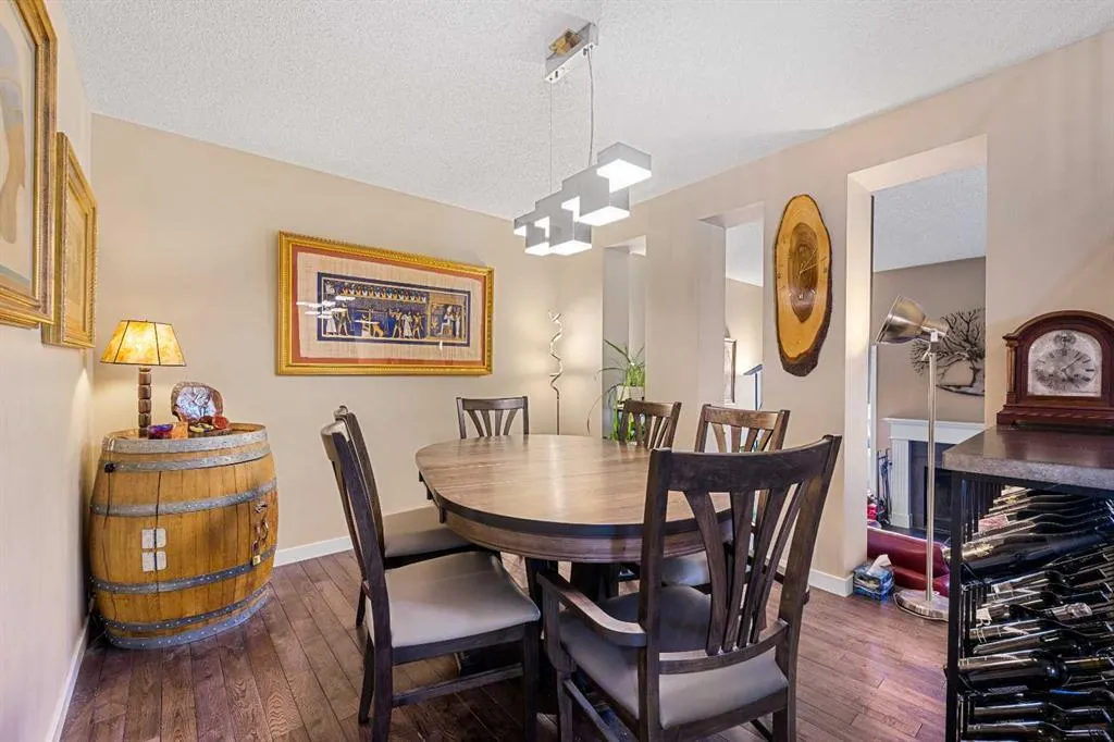 151 Woodglen Grove SW