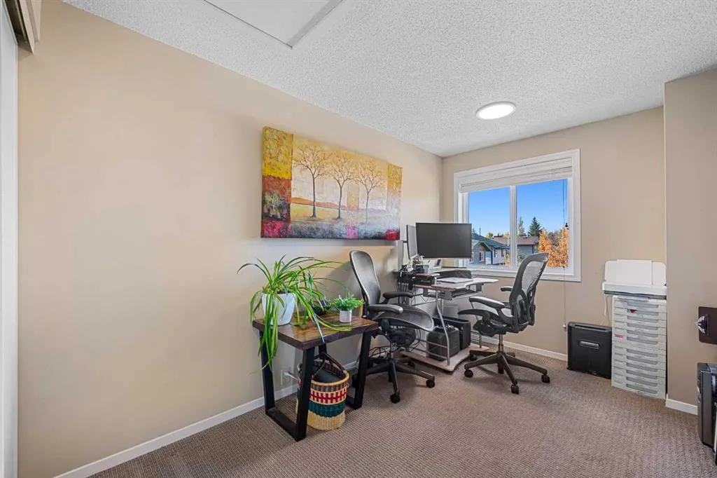 151 Woodglen Grove SW