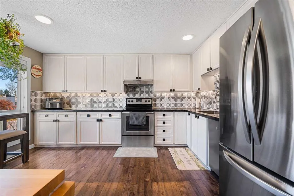 151 Woodglen Grove SW