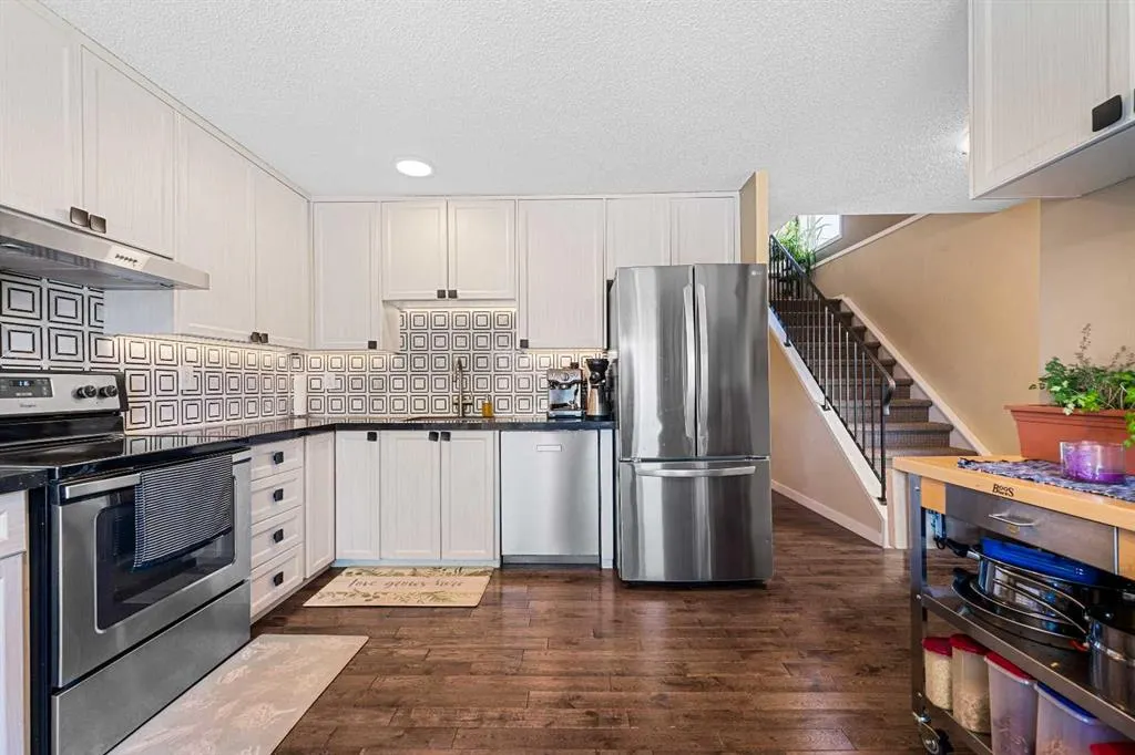 151 Woodglen Grove SW