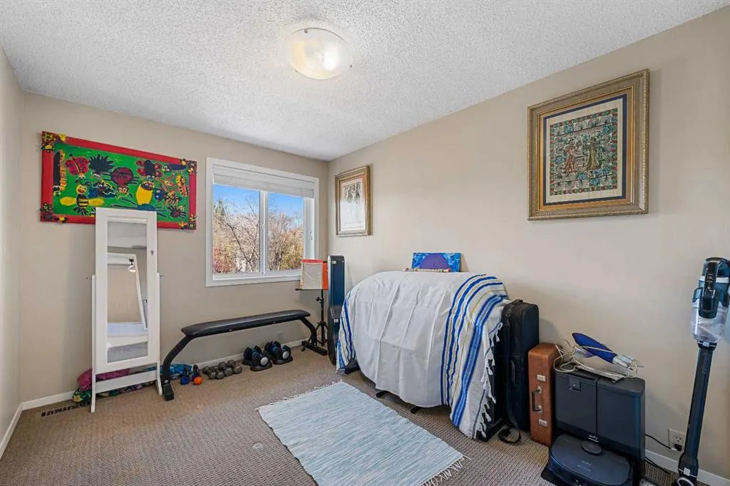 151 Woodglen Grove SW