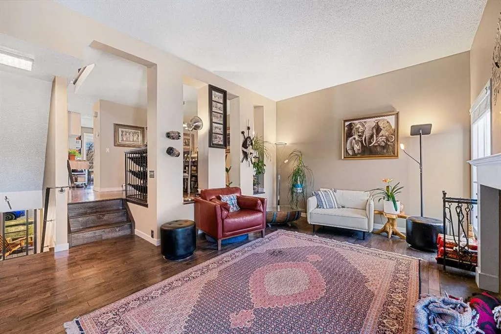 151 Woodglen Grove SW