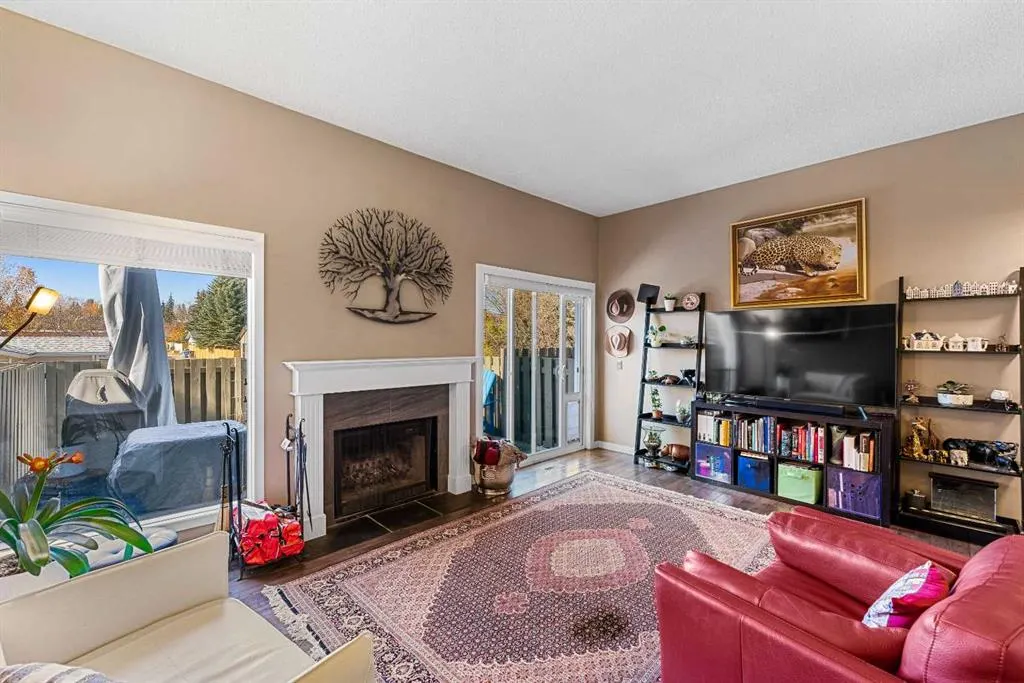 151 Woodglen Grove SW