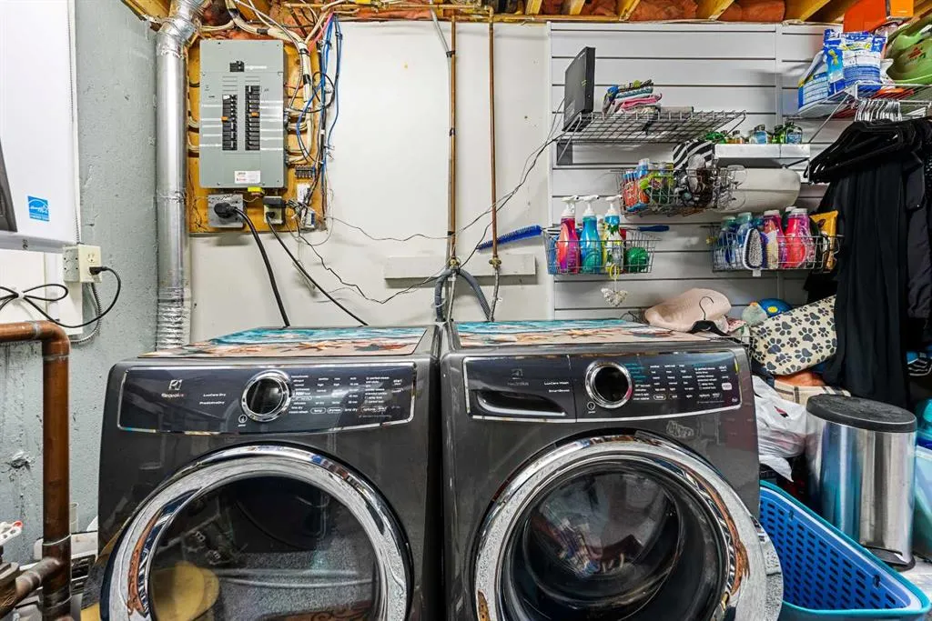 151 Woodglen Grove SW