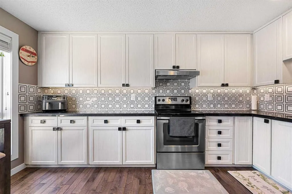 151 Woodglen Grove SW