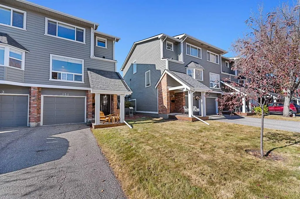 151 Woodglen Grove SW