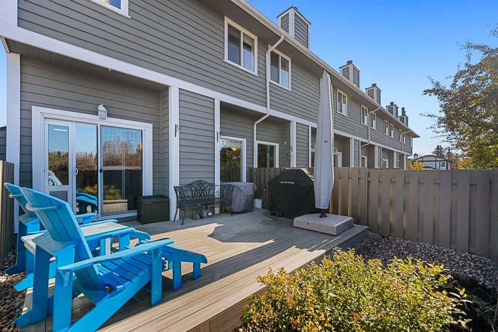 151 Woodglen Grove SW