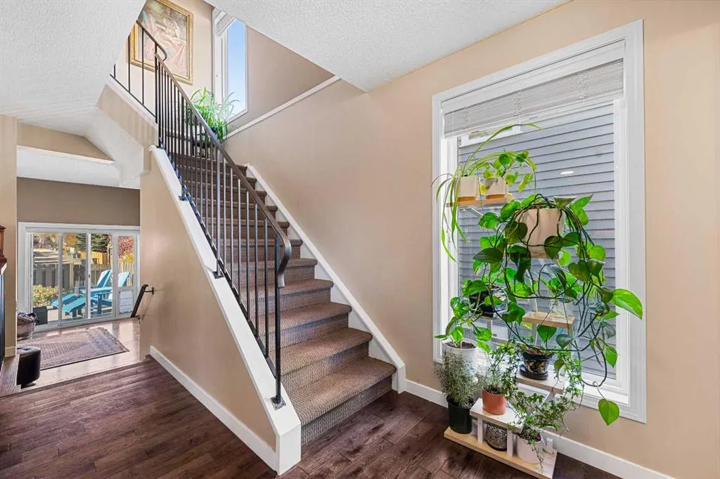 151 Woodglen Grove SW