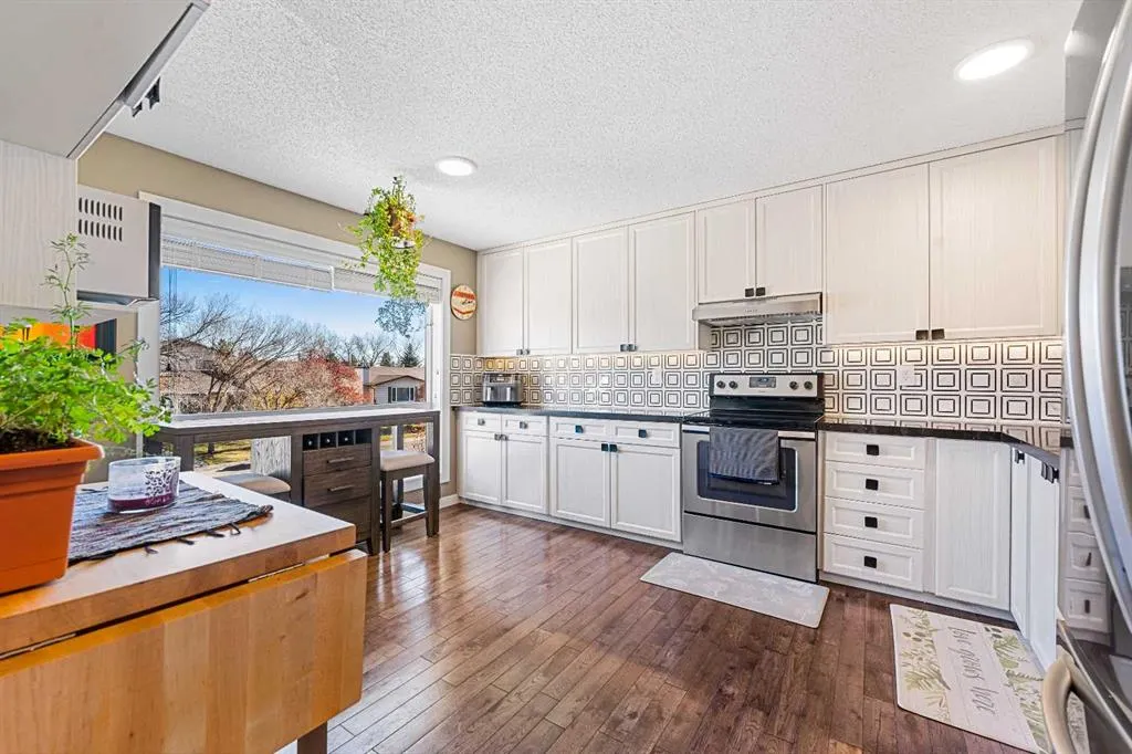 151 Woodglen Grove SW