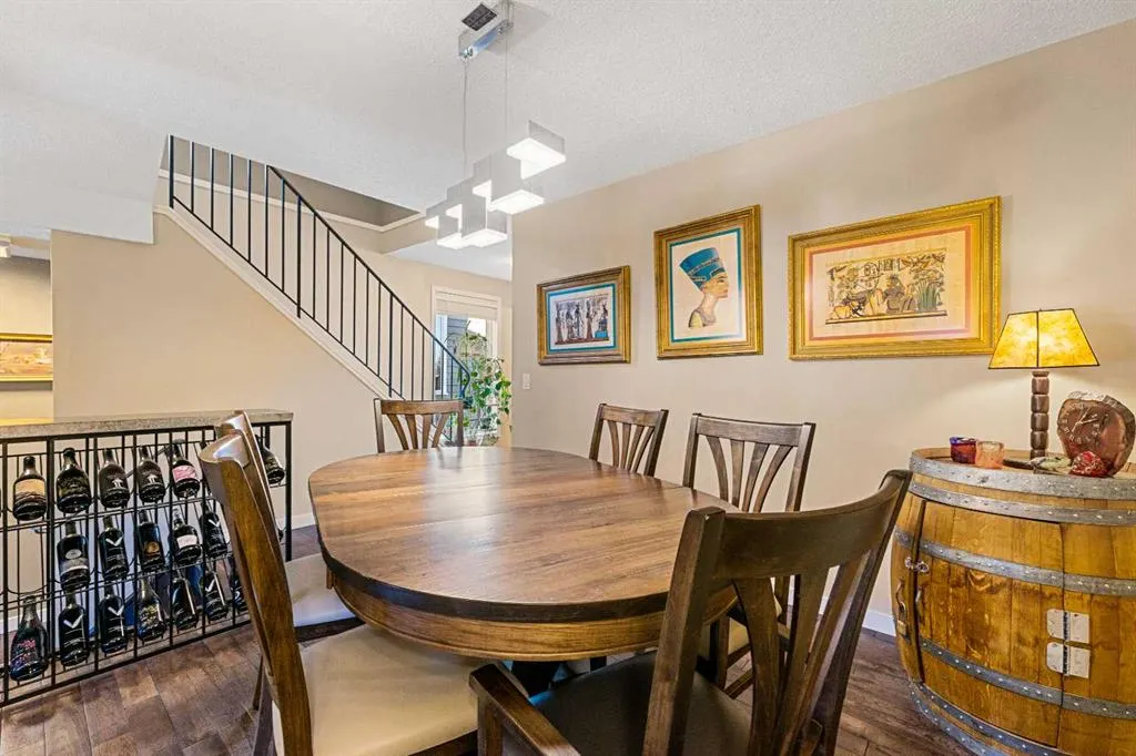 151 Woodglen Grove SW