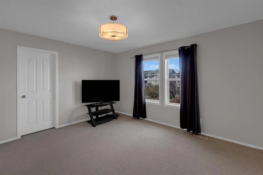 186 Everglen Rise SW