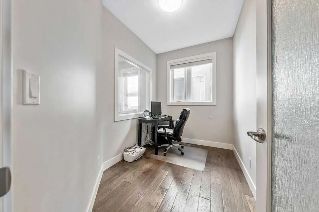 82 Panton View NW