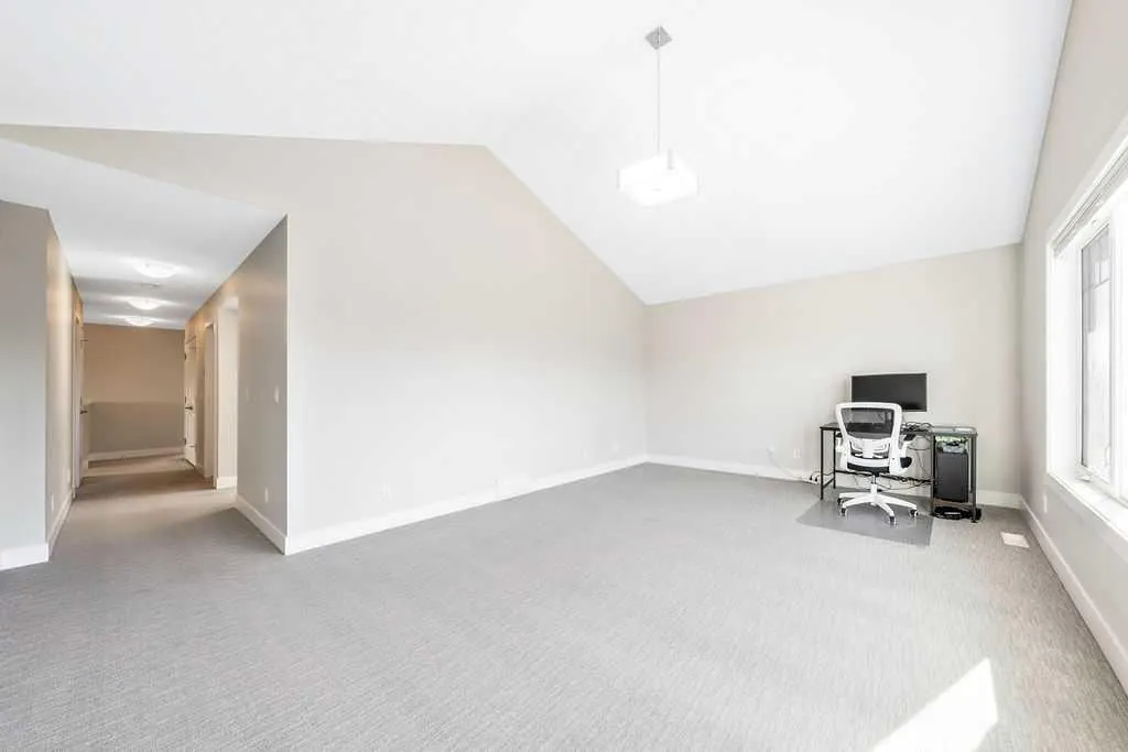 82 Panton View NW