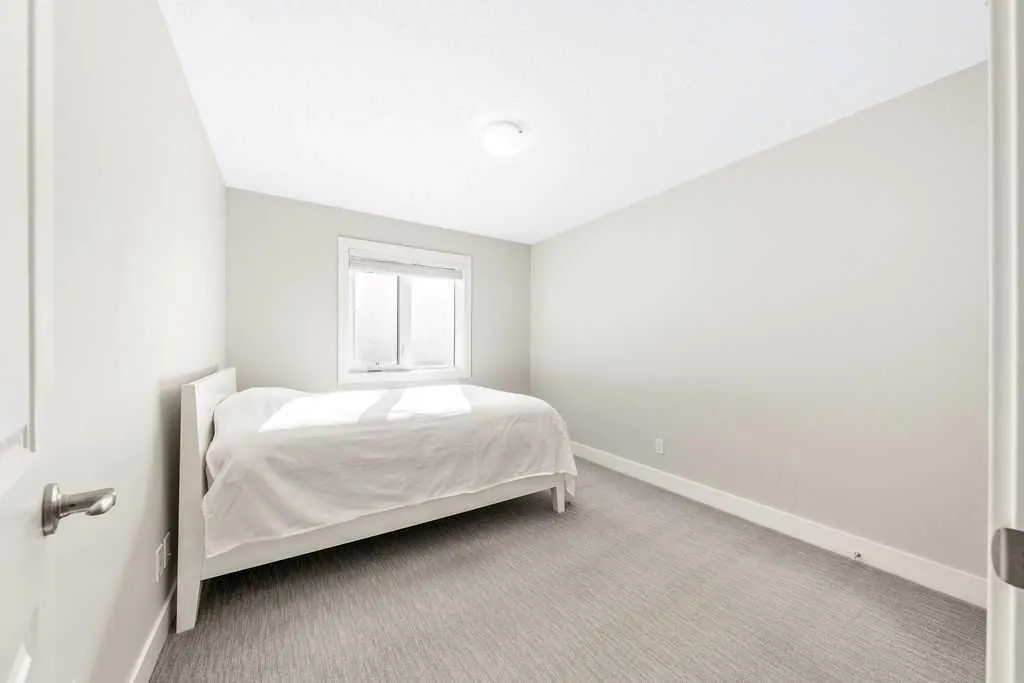 82 Panton View NW