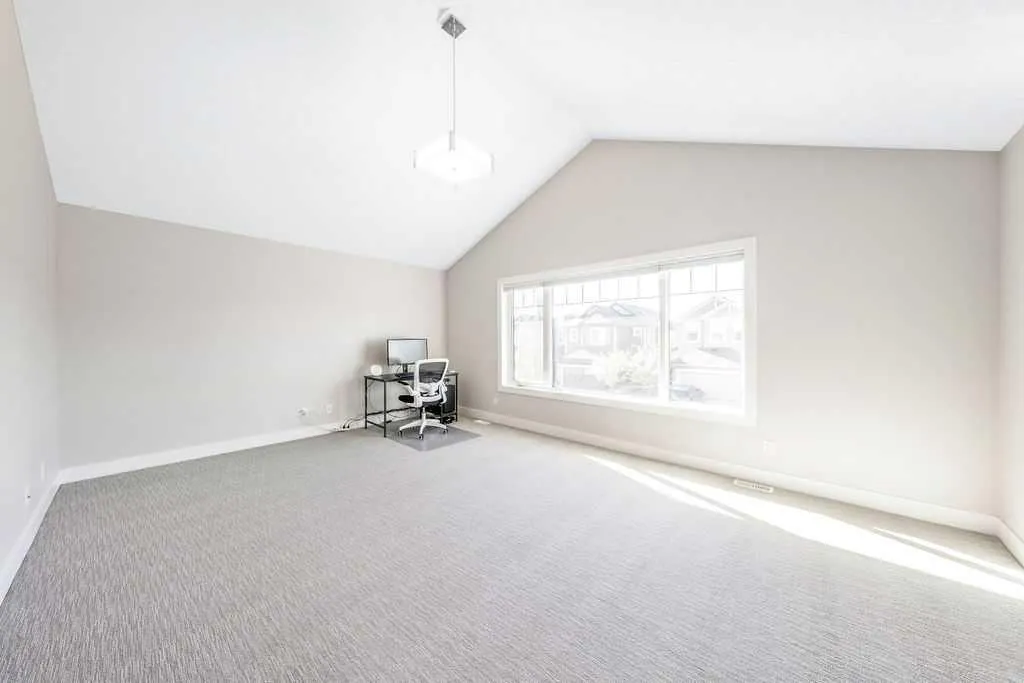 82 Panton View NW