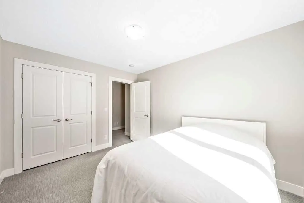 82 Panton View NW