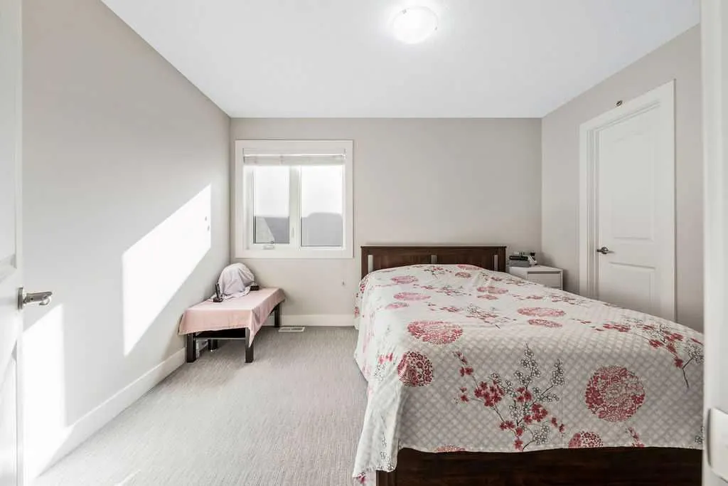 82 Panton View NW