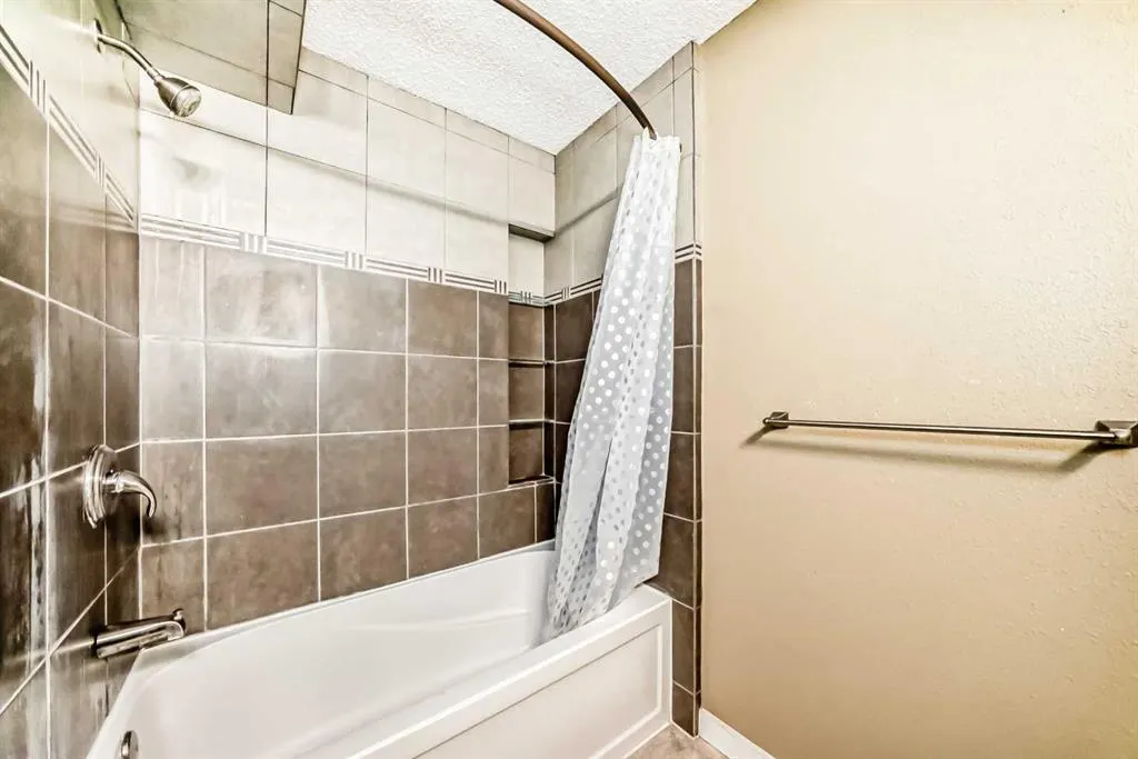 1001 68 Avenue SW, #210