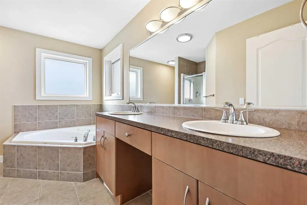 753 Fairways Green NW