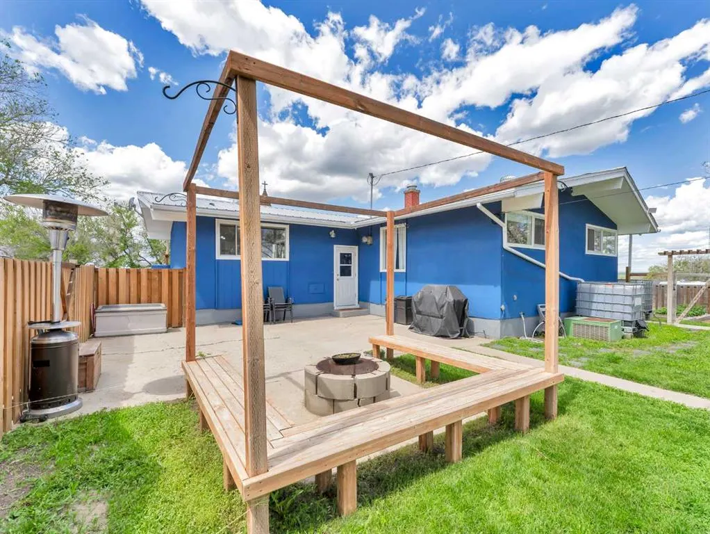 436 3 Street W